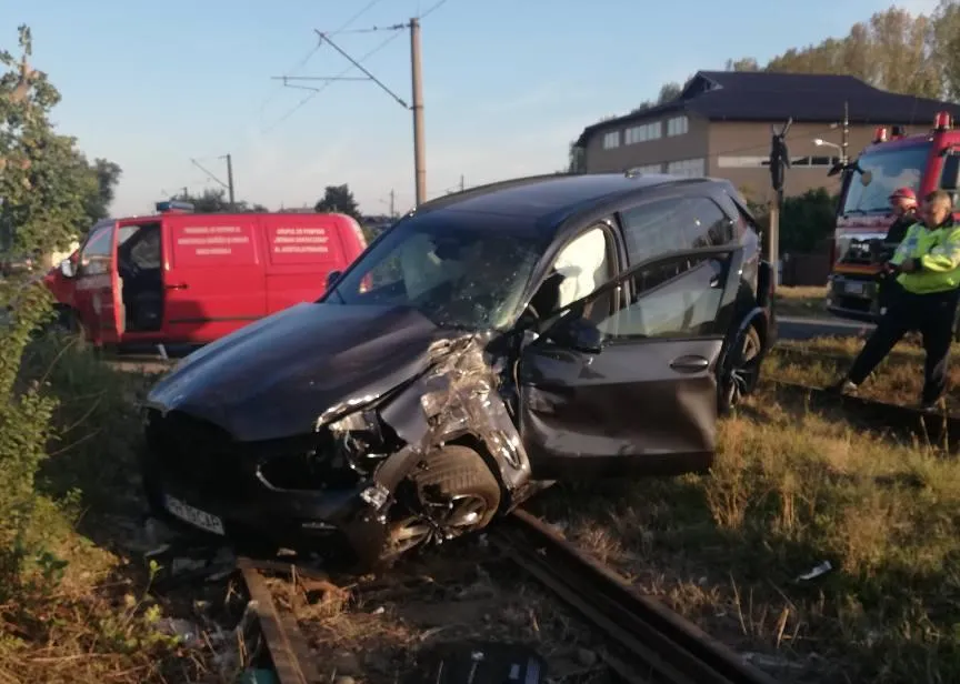 FOTO| Accident feroviar în Ploiești. Mașină lovită de tren pe str. Apelor