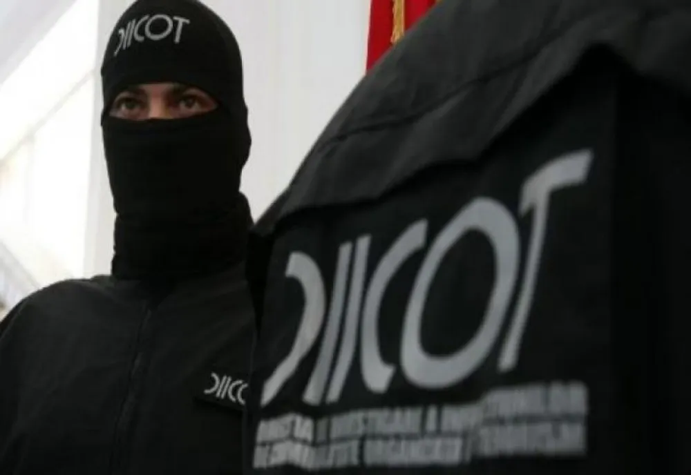  Clan important în mediile interlope, destructurat de DIICOT. 10 persoane reținute și 40.000 de euro, un pistol și săbii, confiscate 