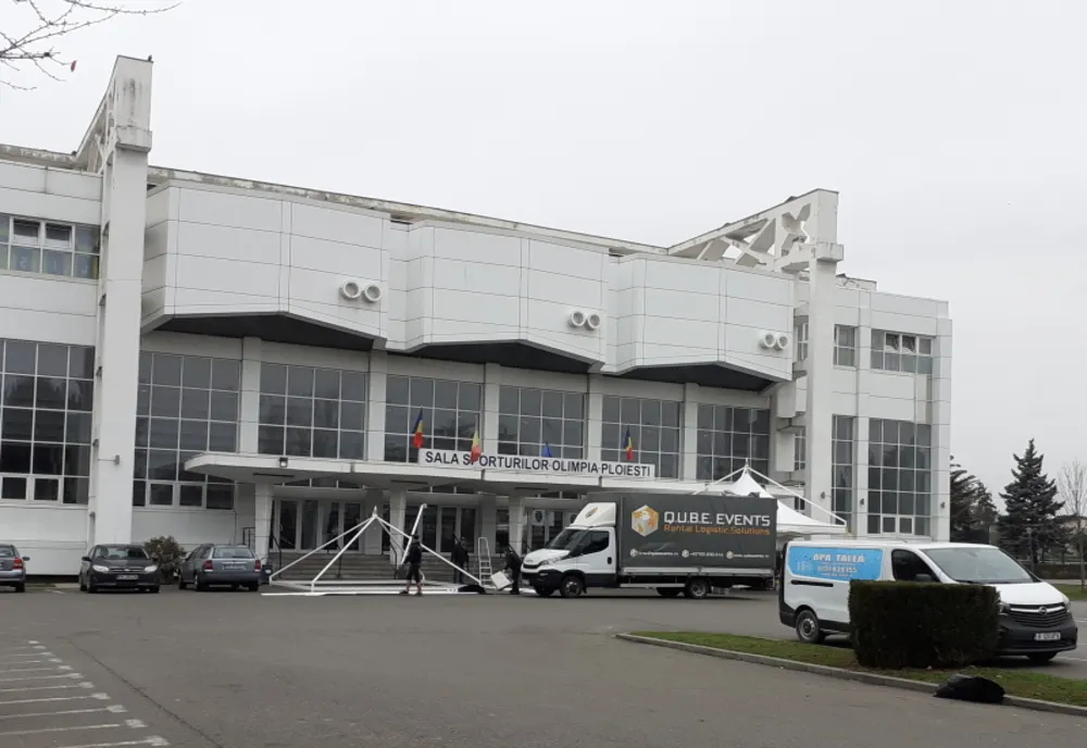 Reparații de fațadă! Sala Sporturilor frumos amenajată, în timp ce în spate este vandalizată