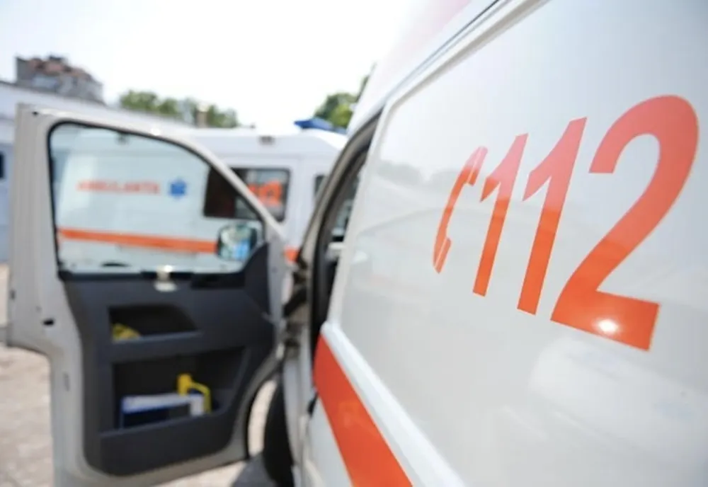 Ambulanța, solicitată de urgență la o secție de vot din Prahova! Unui alegător i s-a făcut rău în timp ce voia să voteze