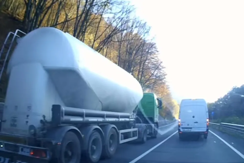 VIDEO| Șoferul unei cisterne, manevre criminale pe un drum naţional