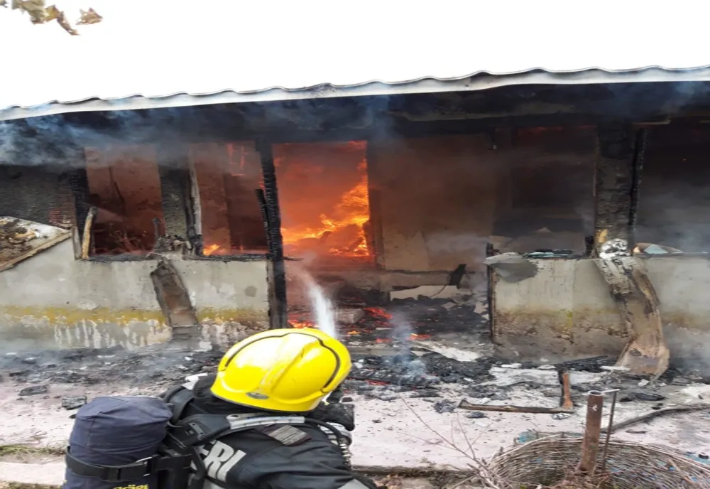 Incendiu violent în Ploiești. O casă a fost mistuită de flăcări