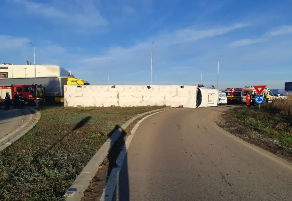 FOTO  Ploieşti: Camion încărcat cu porci, răsturnat în giratoriul de la Carrefour!