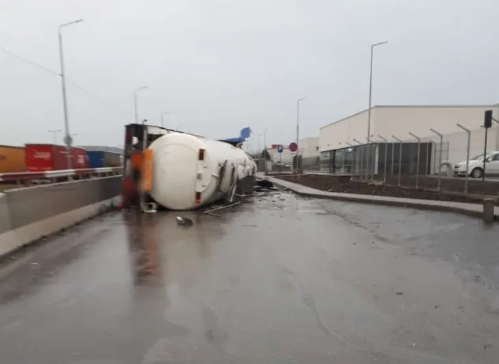 Cisternă cu motorină răsturnată în Parcul Industrial Ploieşti! Trafic restricţionat! Scurgeri de combustibil