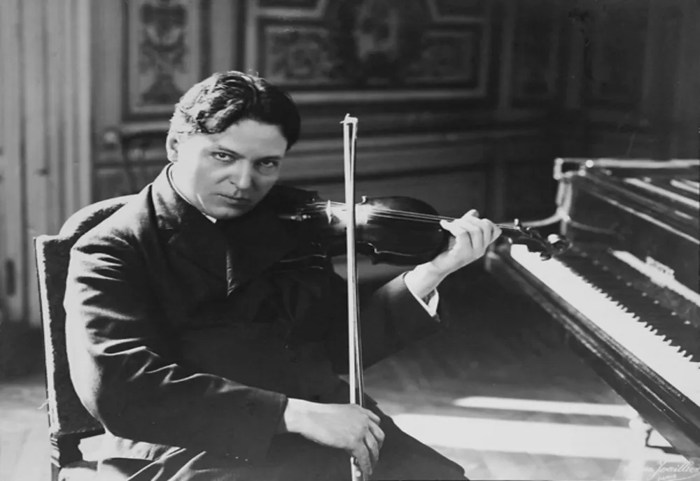 Vioara lui George Enescu pe scena Filarmonicii din Ploieşti