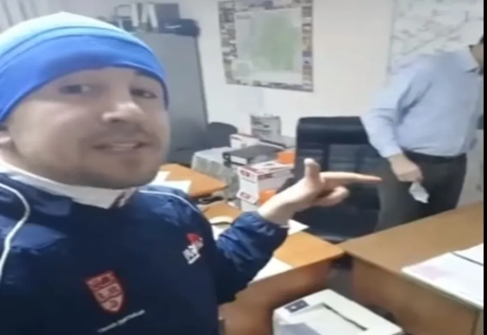 Bărbat încătușat după ce a transmis live pe Facebook din sediul Poliției VIDEO 