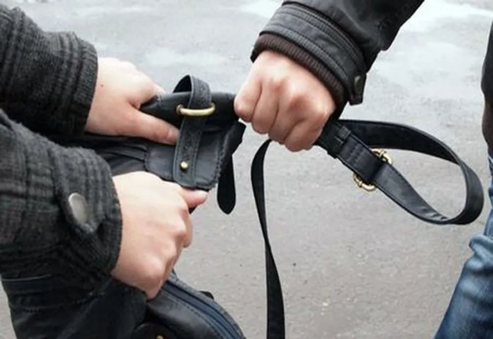 Femeie tâlhărită în scara blocului, în plină zi, în Ploieşti