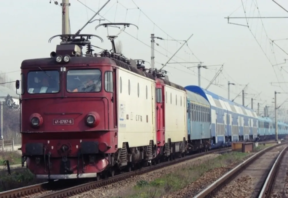 Trenuri blocate pe ruta Brașov - București, din cauza copacilor rupți. Navetiştii din Ploieşti afectaţi 
