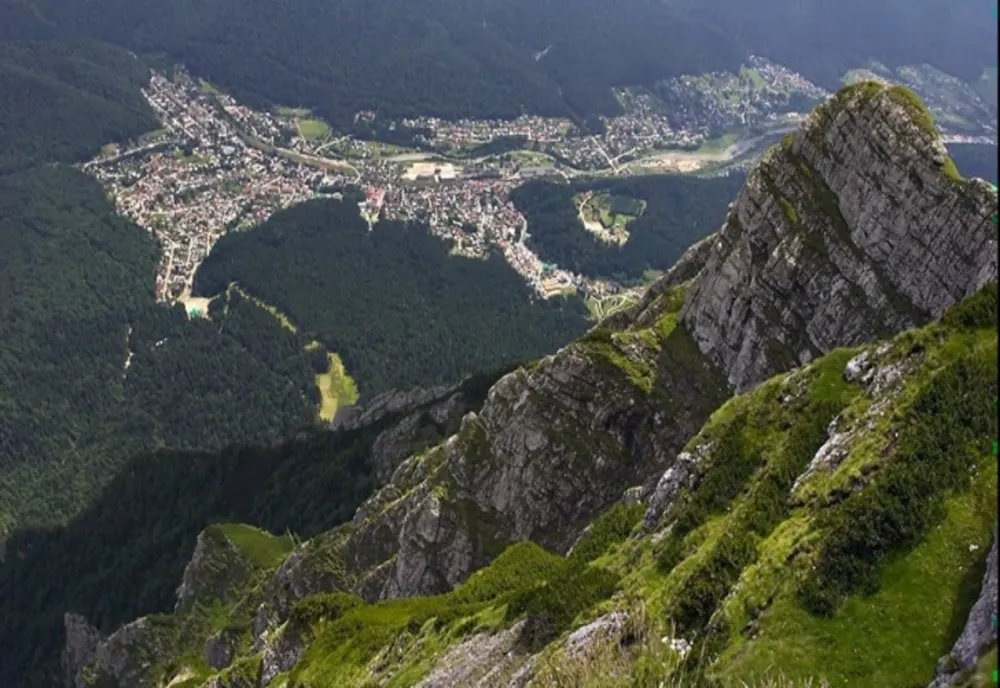 O turistă s-a prăbușit într-o prăpastie, în Bucegi. Elicopterul, chemat la fața locului