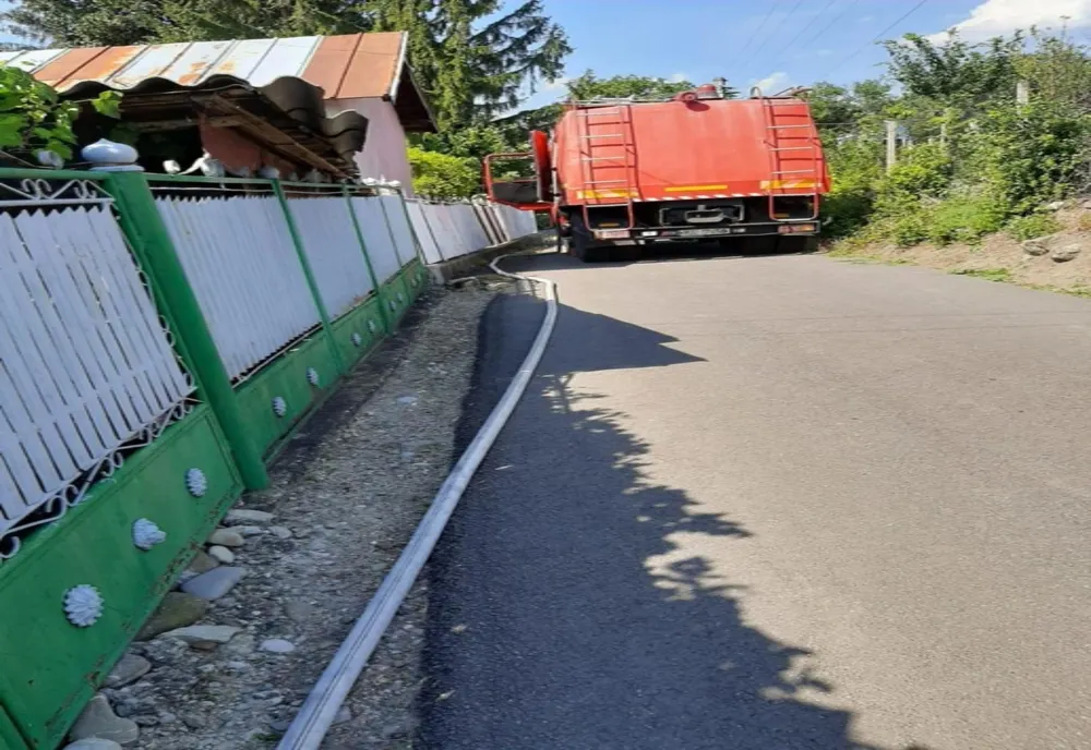 Din cauza secetei, pompierii asigură apa pentru locuitorii unui sat din Prahova