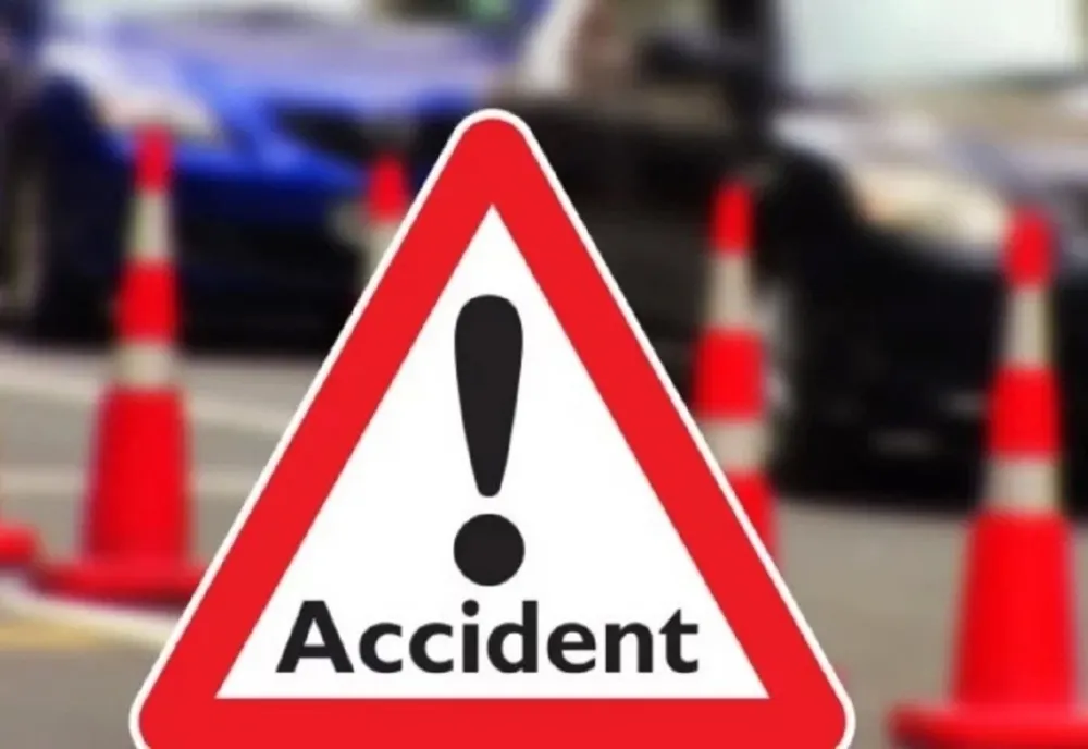 Un microbuz a intrat în coliziune cu un autoturism, în Stoenești