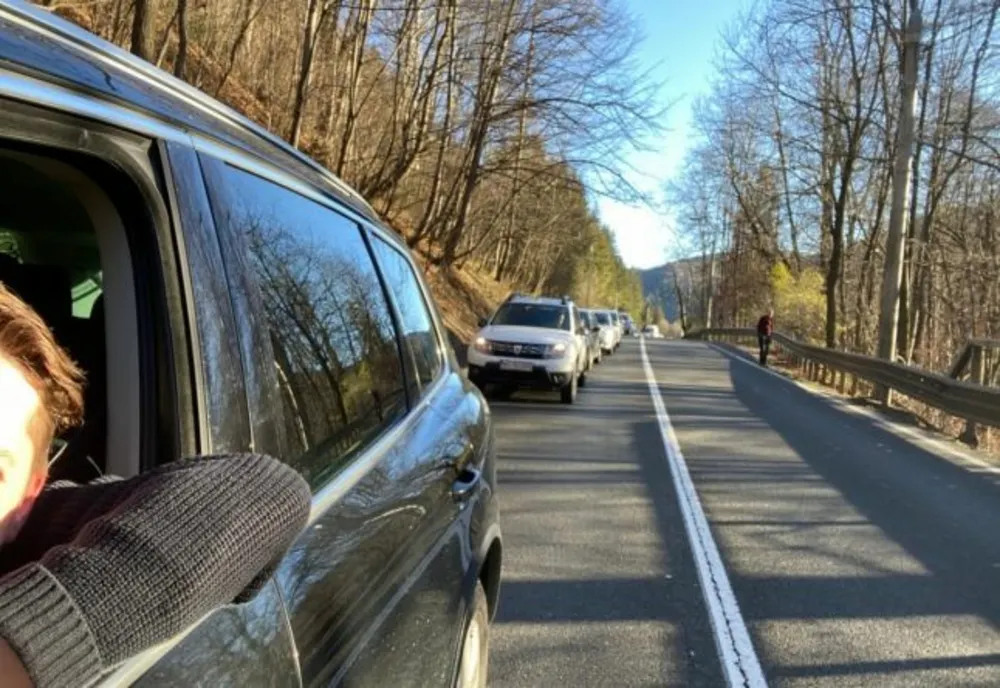 Cozi de mașini pe DN1, la intrare în Sinaia, din cauza unor lucrări de asfaltare  