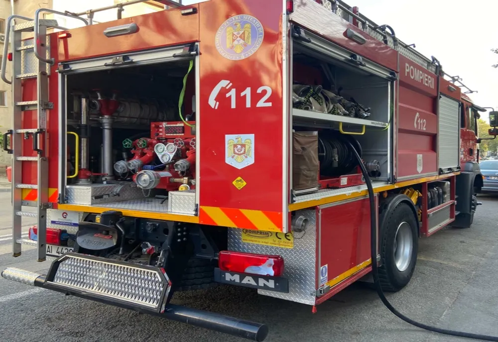 Incendiu violent într-o comună din Prahova. La fața locului intervin trei echipaje de pompieri 