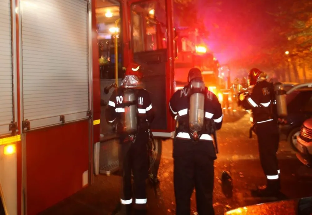 Incendiu într-un bloc din Câmpina. O femeie și-a pierdut viața iar 30 de persoane au fost evacuate