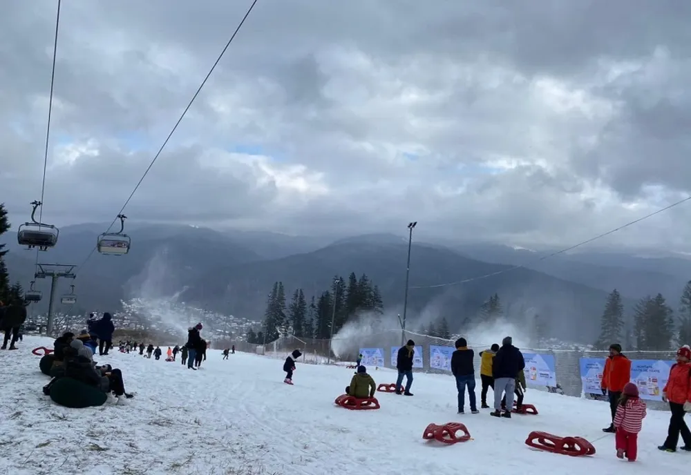 Veste bună pentru turiștii de pe Valea Prahovei. S-a deschis pârtia de săniuțe