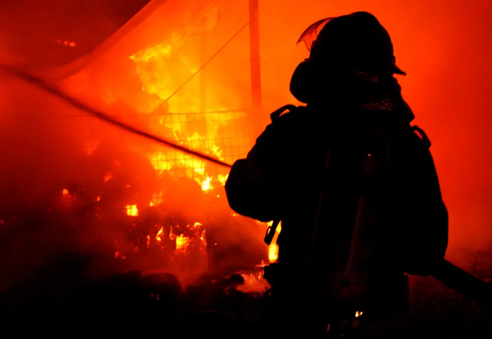 Incendiu violent în Prahova. O casă arde ca o torță