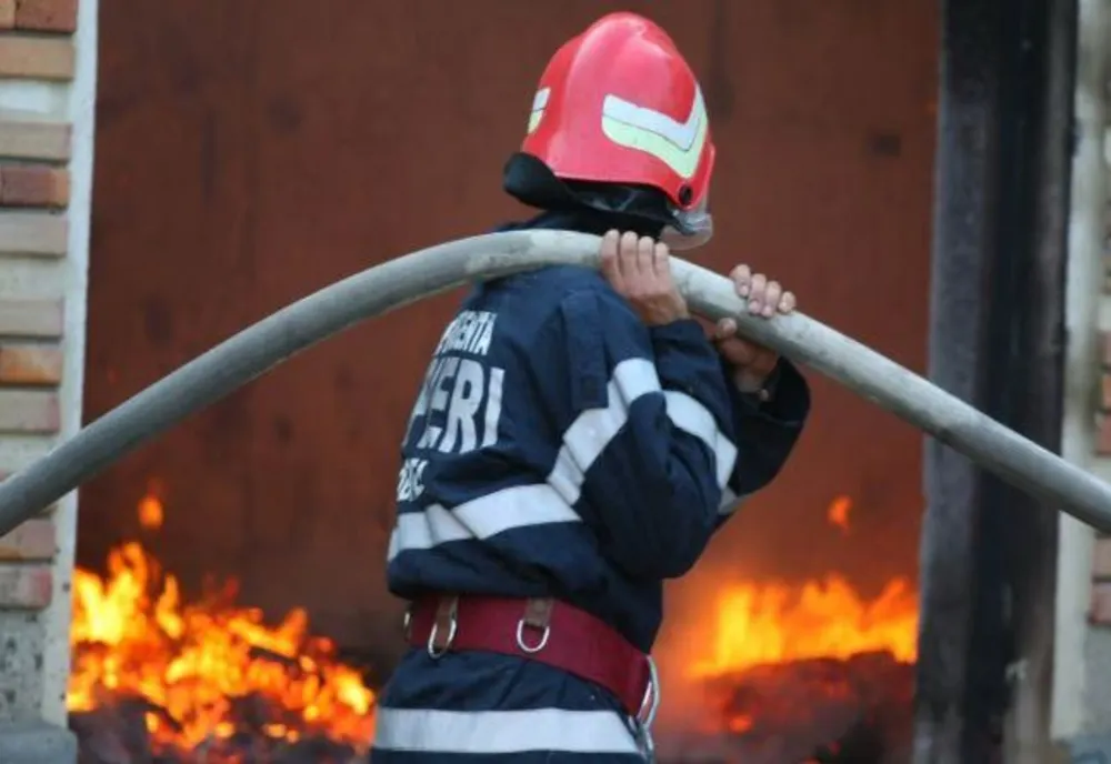 Arde clopotnița bisericii din Fundeni, comuna Gura Vitioarei. Incendiu în Prahova