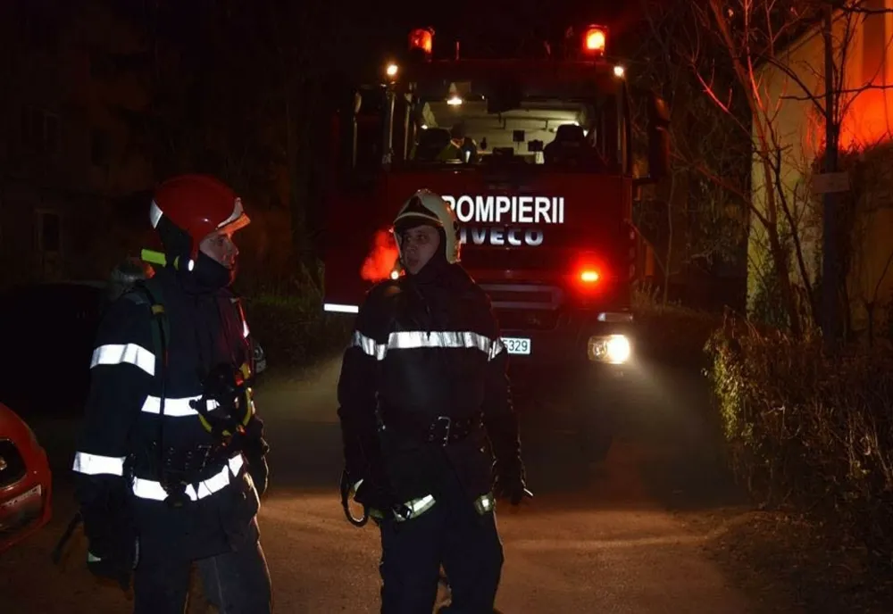 Două persoane au ajuns la spital în urma unui incendiu izbucnit în Bușteni