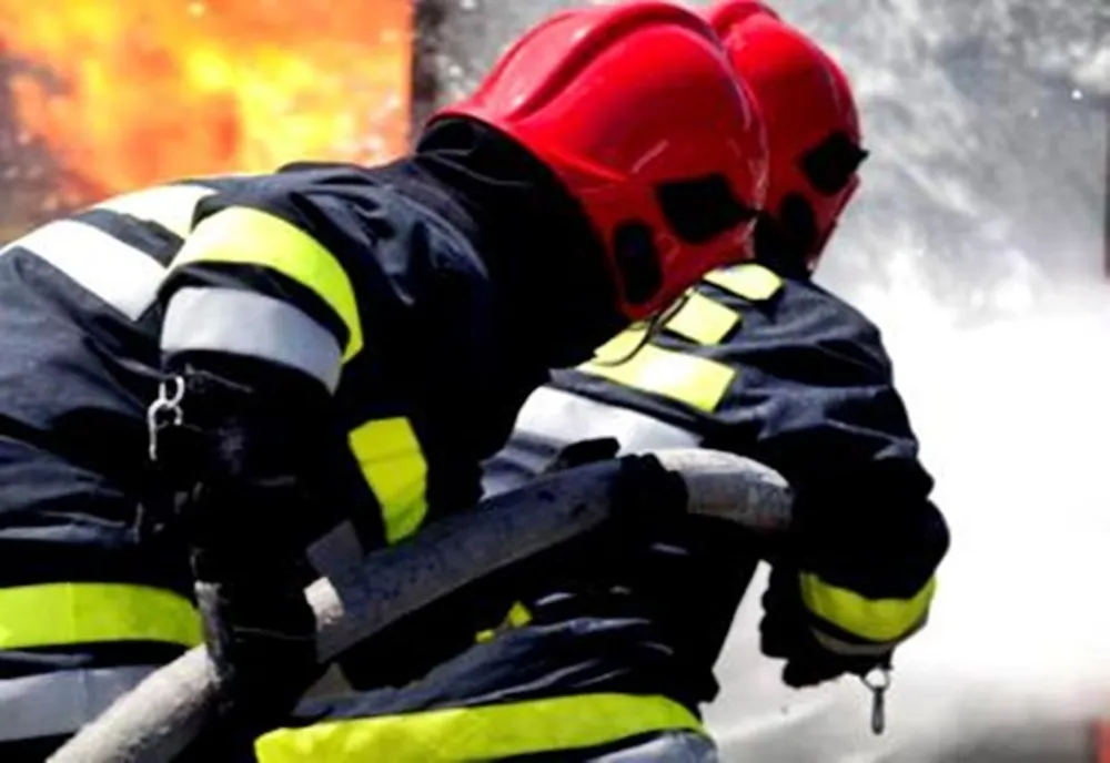 Incendiu violent la o casă din Azuga. Intervenție ISU Prahova