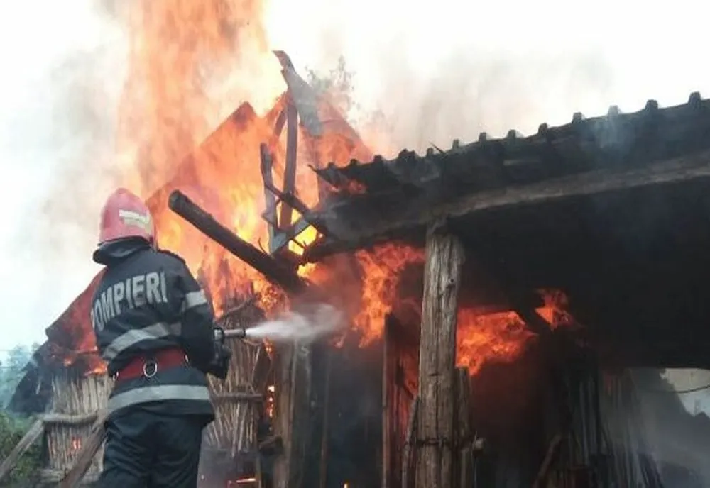 Mamă cu doi copii, rămași fără locuință după ce aceasta a fost mistuită de flăcări