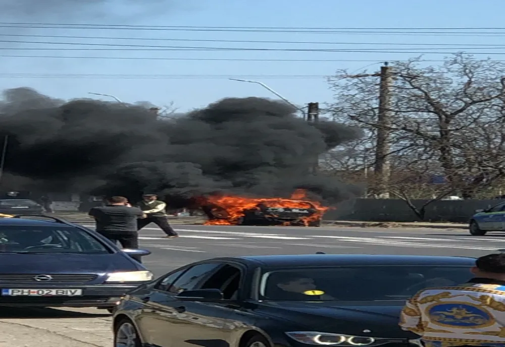 Incendiu violent pe DN1B, în Valea Călugărească. O mașină a luat foc. 