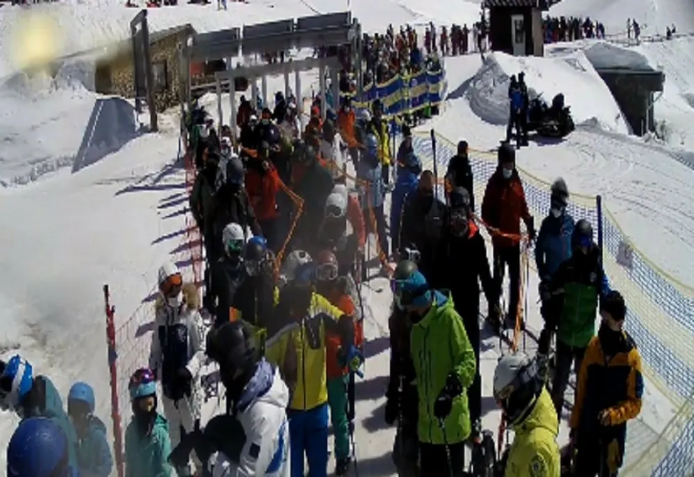 Cozi la telegondola din Sinaia. Vreme ideală pentru practicarea sporturilor de iarnă