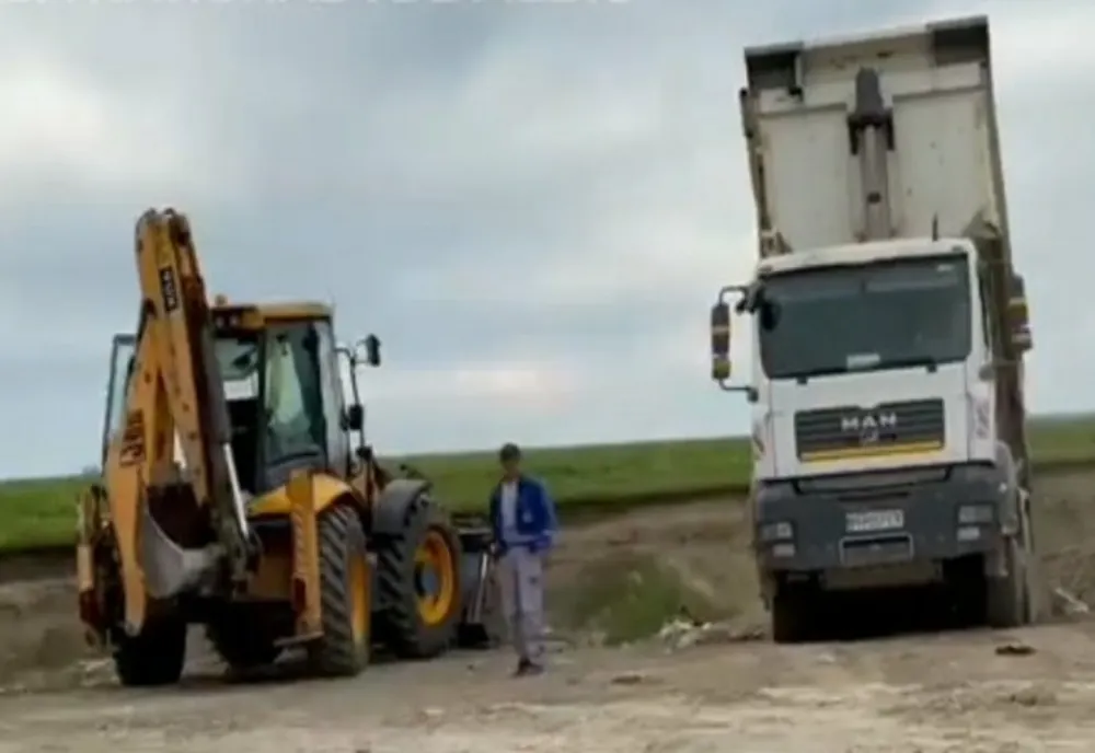 Firmă amendată pentru aruncarea la întâmplare a deșeurilor din construcții. Muncitorii, surprinși în flagrant la Târgșor 