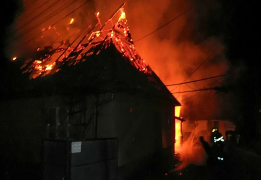 Locuință distrusă, la Văleni, de un incendiu declanșat de un scurtcircuit electric