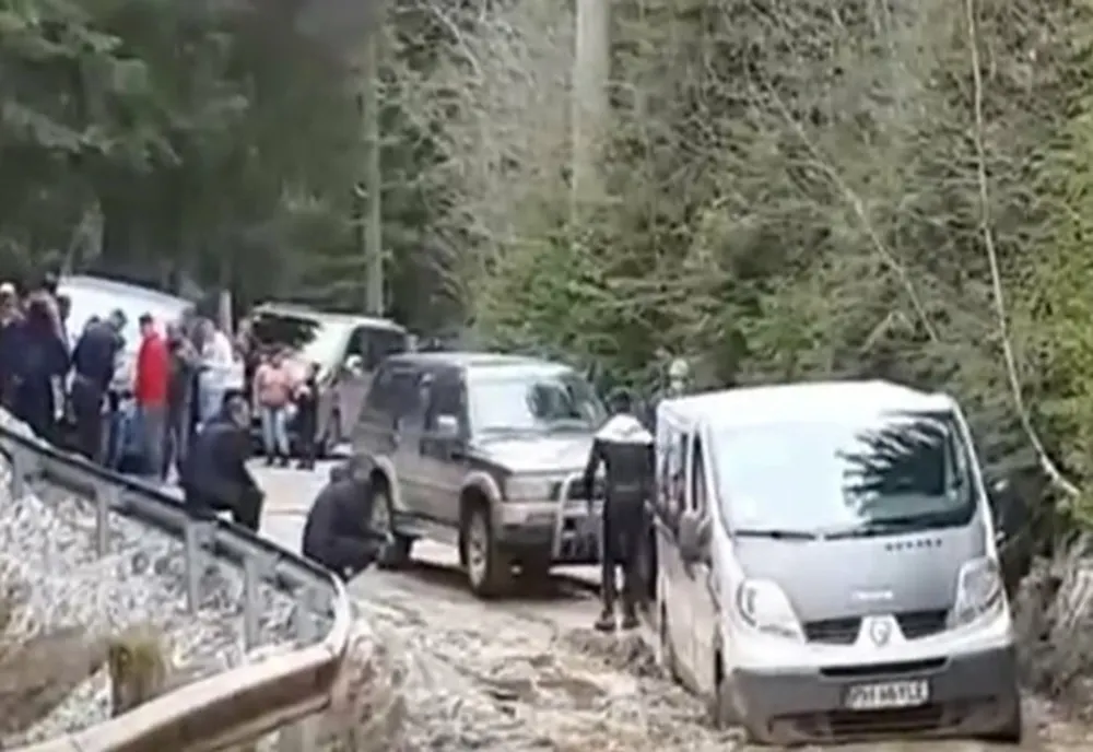 Zeci de mașini blocate în nămol, în zona cabanei Bolboci 