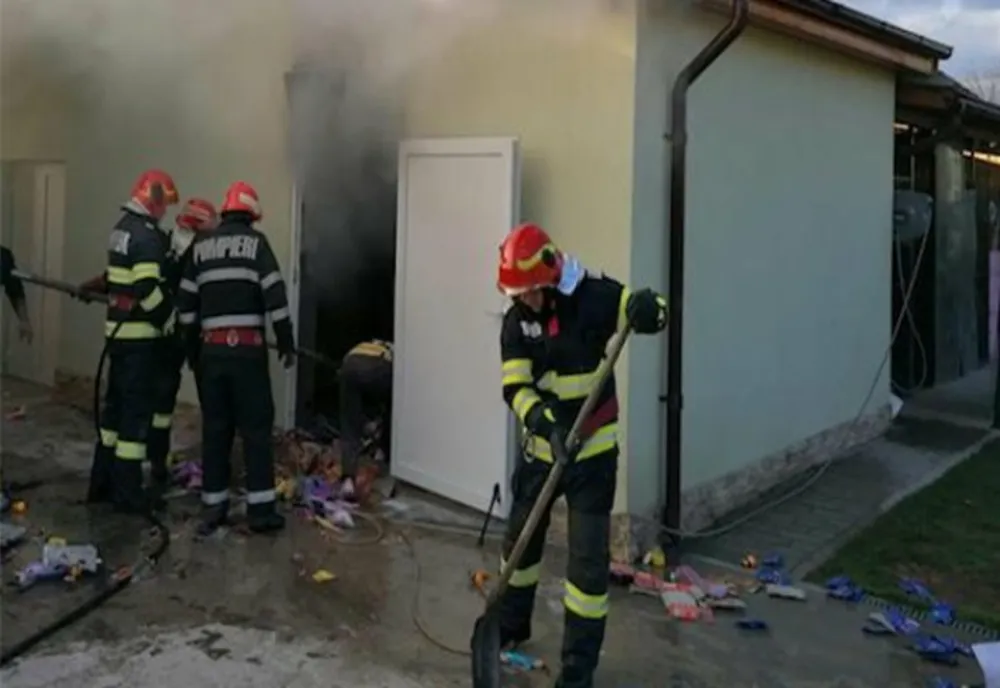 Incendiu puternic la Florești. Au ars o anexă și o instalație cu panouri solare