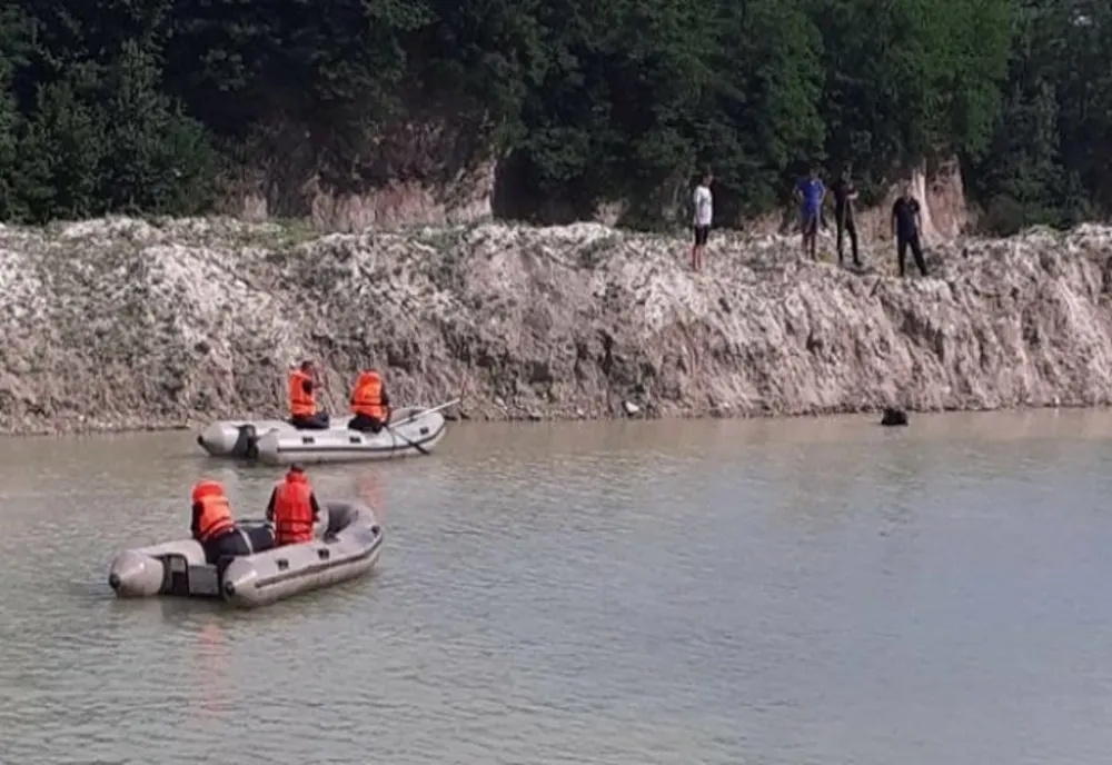 PRAHOVA: Un copil de 14 ani s-a înecat în zona unei balastiere din apropiere de Vălenii de Munte