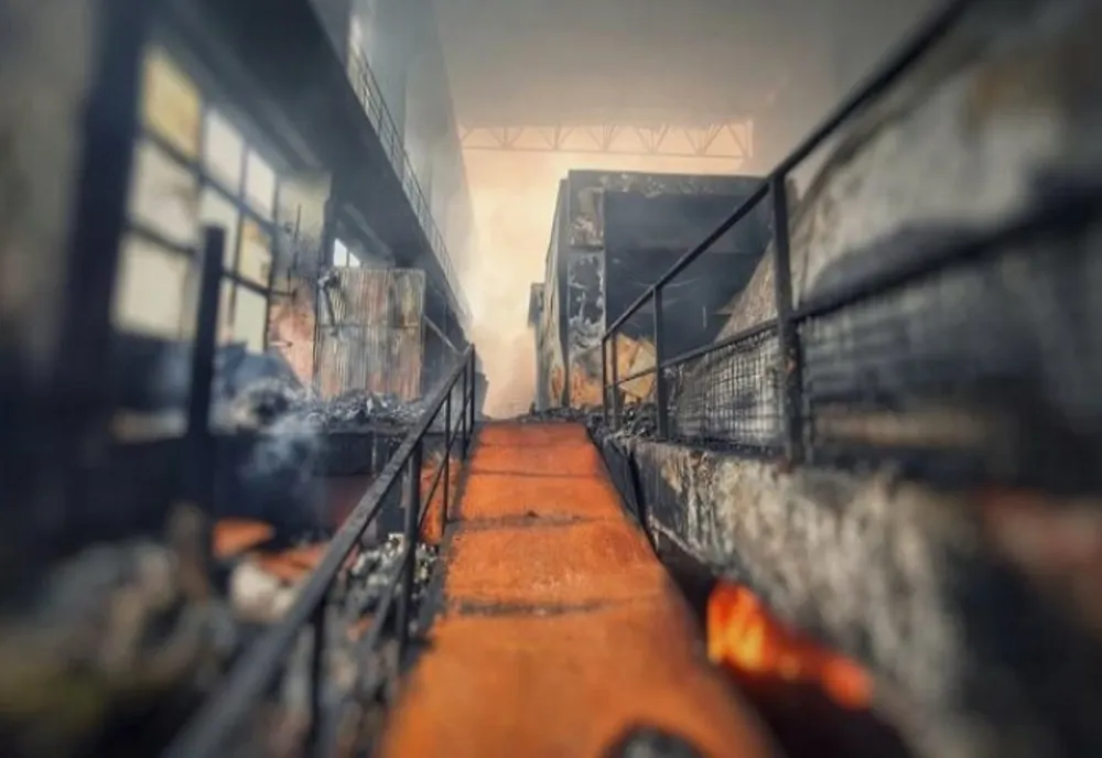 Pompierii acționează din nou la incineratorul de la Brazi, cu nouă autospeciale și 1000 de tone de apă!
