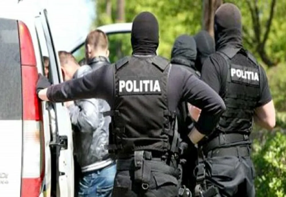 Polițiștii au reținut șase persoane din Prahova, în cazul fetei sechestrate de două femei și forțate să întrețină relații sexuale cu mai mulți indivizi