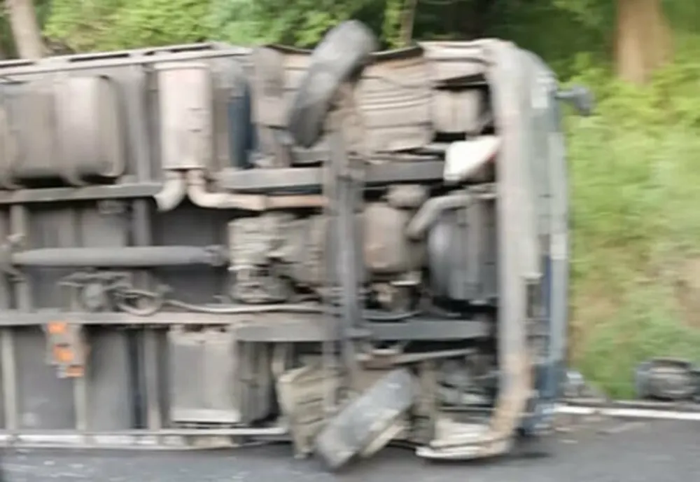TIR răsturnat vineri dimineață, pe DN 1, la Bușteni. Poliția a deviat traficul