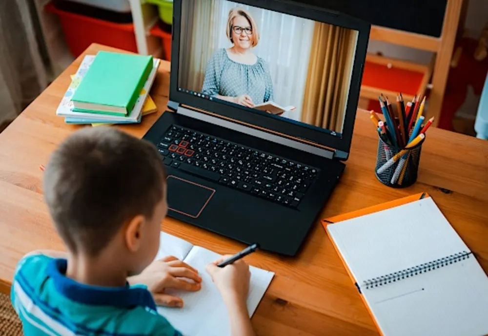 Cursuri on-line, din cauza cazurilor Covid, în 12 clase și grupe din Ploiești și șase comune 