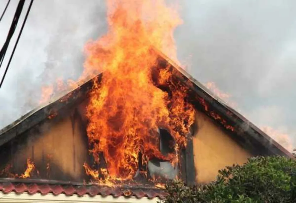 Prahova. Un bărbat imobilizat la pat a murit carbonizat într-un incendiu
