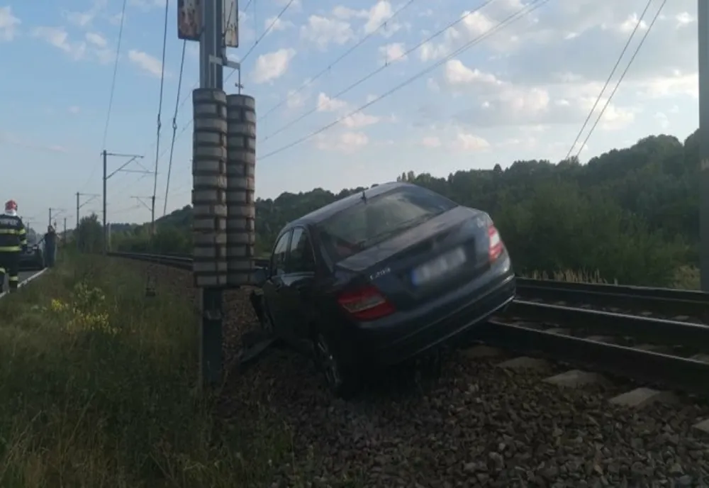 Trafic feroviar blocat, pe ruta București-Brașov, de un șofer care a vrut să evite un accident