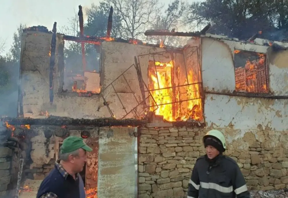 Incendiu la Măneciu. O gospodărie a fost cuprinsă de flăcări