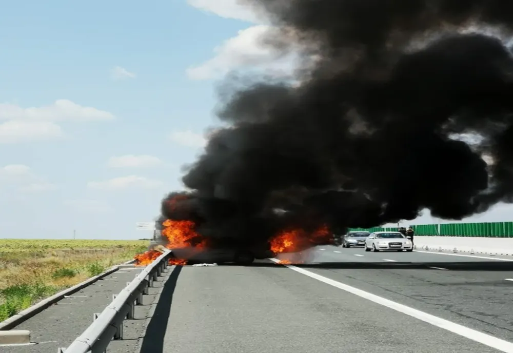 Incendiu pe Autostrada 3 București-Ploiești. O dubă încărcată cu articole de papetărie a luat foc