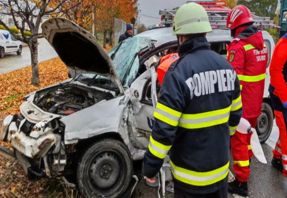 Accident pe DN 1, la Breaza. Un tânăr de 21 de ani în stare gravă, după impactul dintre mașina sa și un TIR
