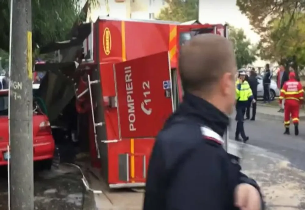 Autospecială a ISU răsturnată la Comarnic, în drum spre un incendiu. Trei pompieri au fost răniți