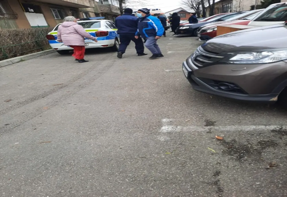 Prima ipoteză în cazul femeii care a murit după ce a căzut de la etajul V al unui bloc din Câmpina