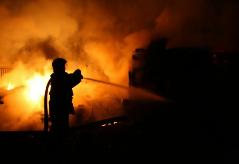 Incendiu în Prahova. O casă cu etaj s-a făcut scrum