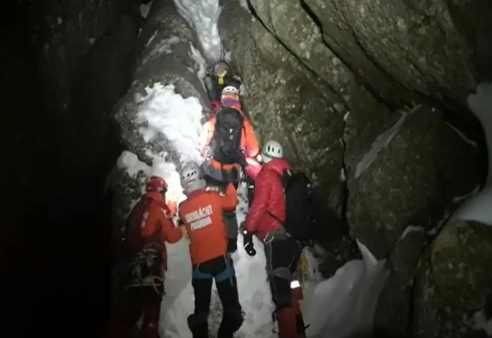 Intervenție pentru recuperarea unei turiste care a alunecat 200 de metri în Bucegi, în zona Coștila-Galbinele