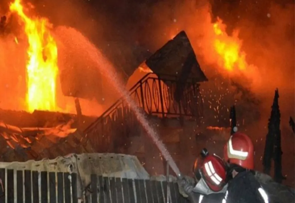 Incendiu la mai multe case din Prahova. Focul ameninţă să se extindă