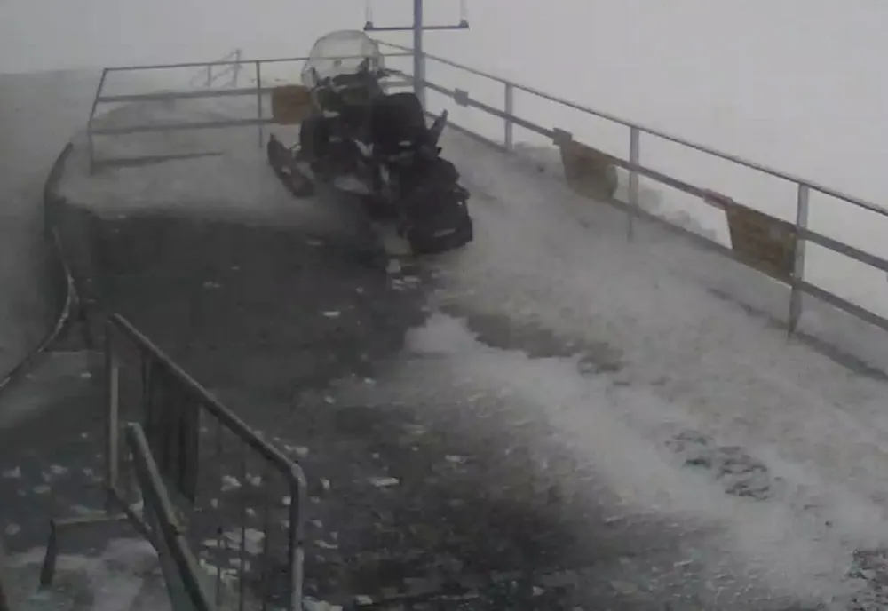 Instalațiile de transport pe cablu au fost oprite în Sinaia din cauza vântului puternic 