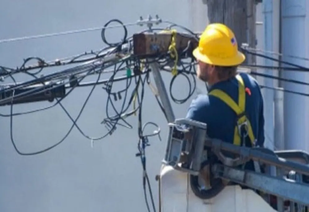 Avarii din cauza rafalelor de vânt, în Prahova. Peste 1.500 de consumatori, fără energie electrică 