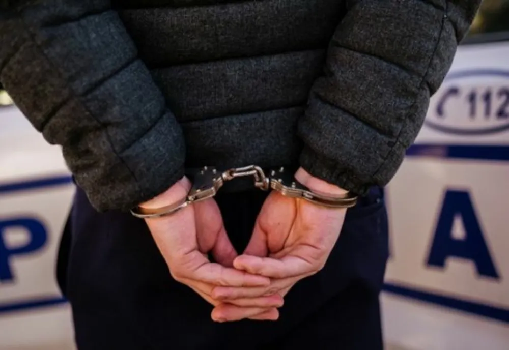 Bărbat din Prahova reţinut după ce şi-a ameninţat fiul minor 