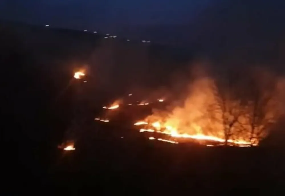 Un nou incendiu a izbucnit duminică, la Boldești-Scăeni, în zona sondelor de petrol