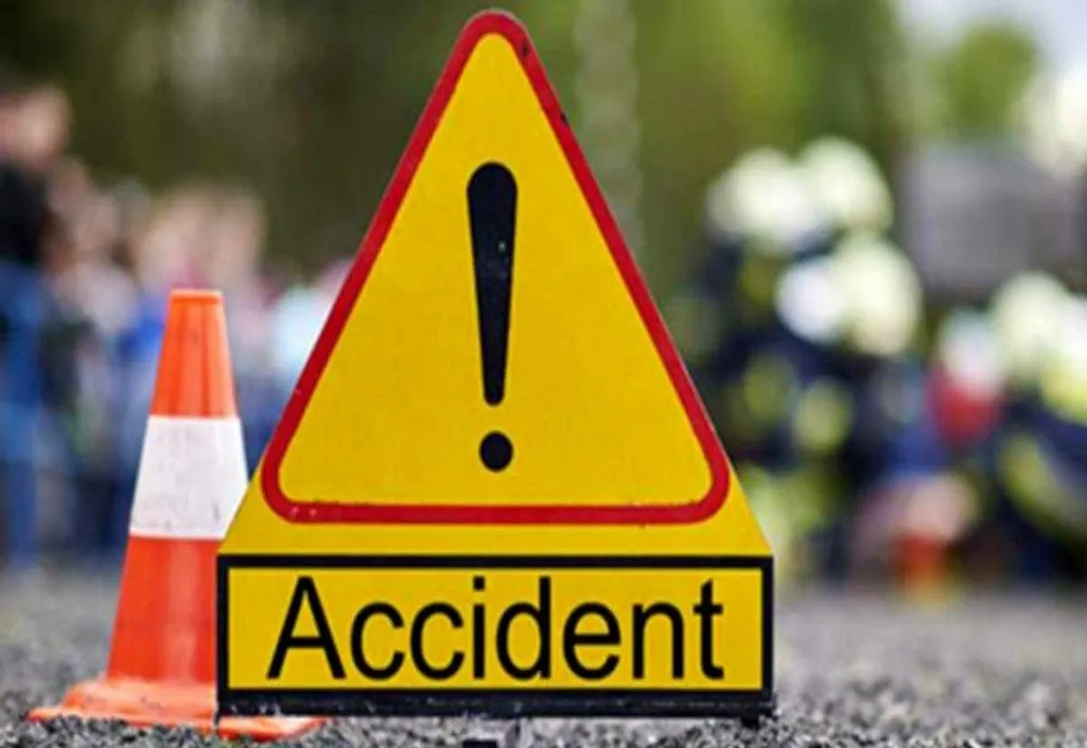 Accident cu o victimă pe DN1, la Băicoi. Un TIR a intrat într-un panou publicitar- VIDEO